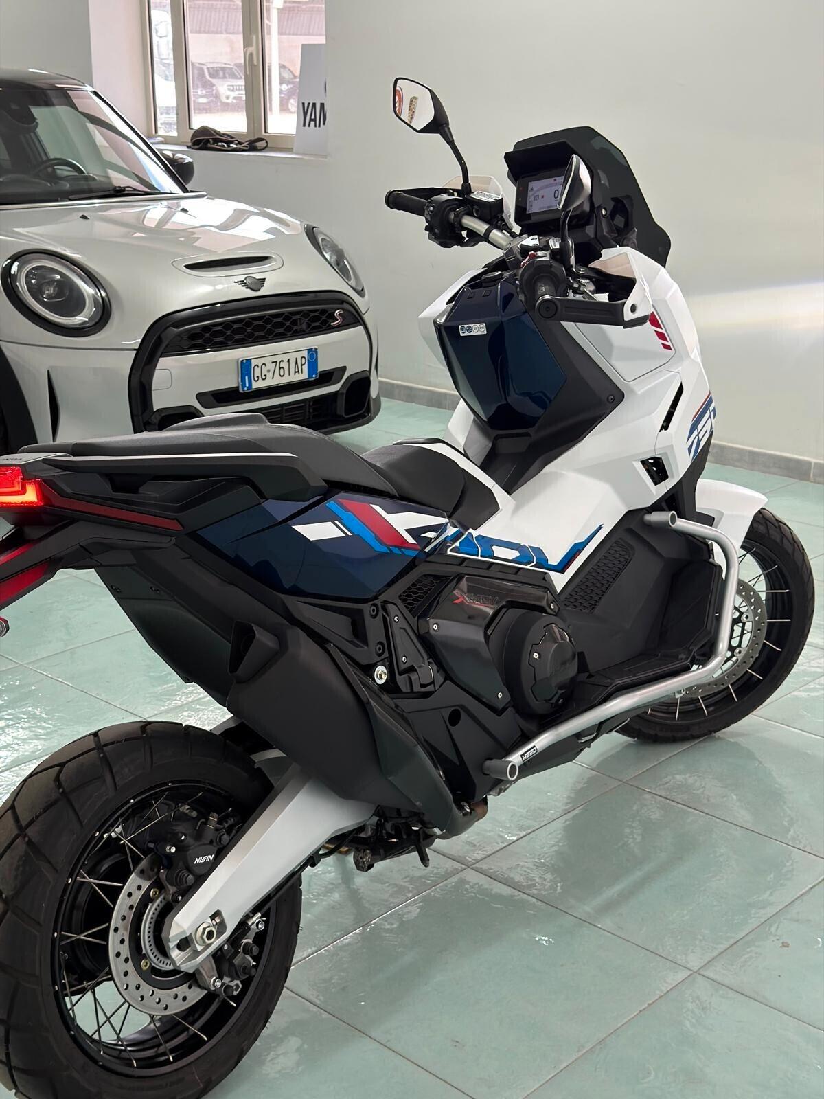Honda X-ADV 750 travel edition