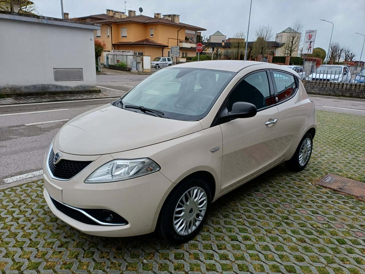 Lancia Ypsilon 1.2 69 CV 5 porte GPL Ecochic Silver