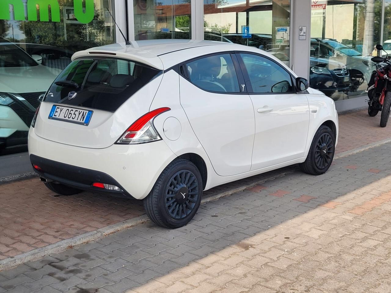 Lancia Ypsilon 1.3 MJT 16V 95 CV 5 porte S&S Silver