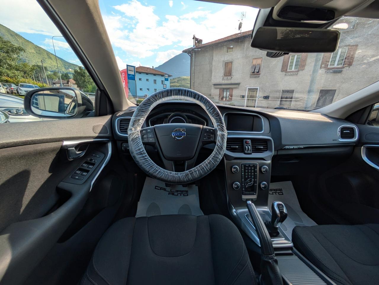 VOLVO V40 CROSS COUNTRY D2 MOMENTUM