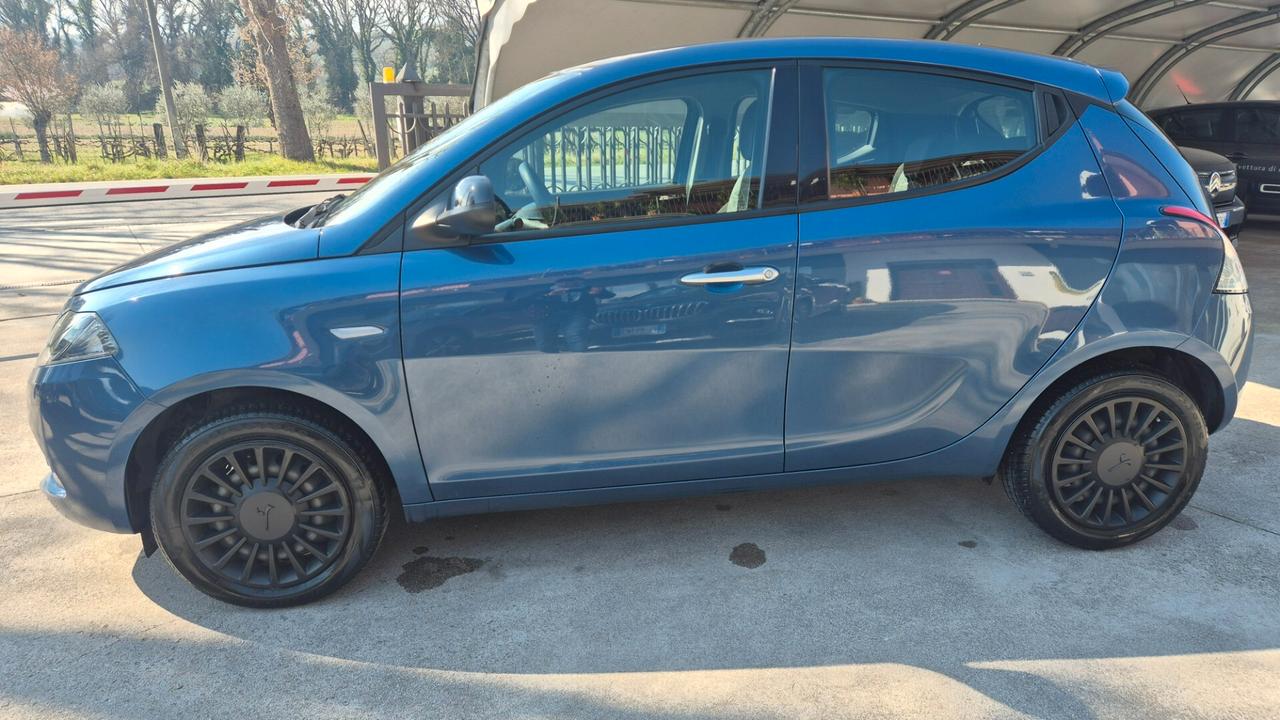 Lancia Ypsilon 1.0 FireFly 5 porte S&S Hybrid Silver