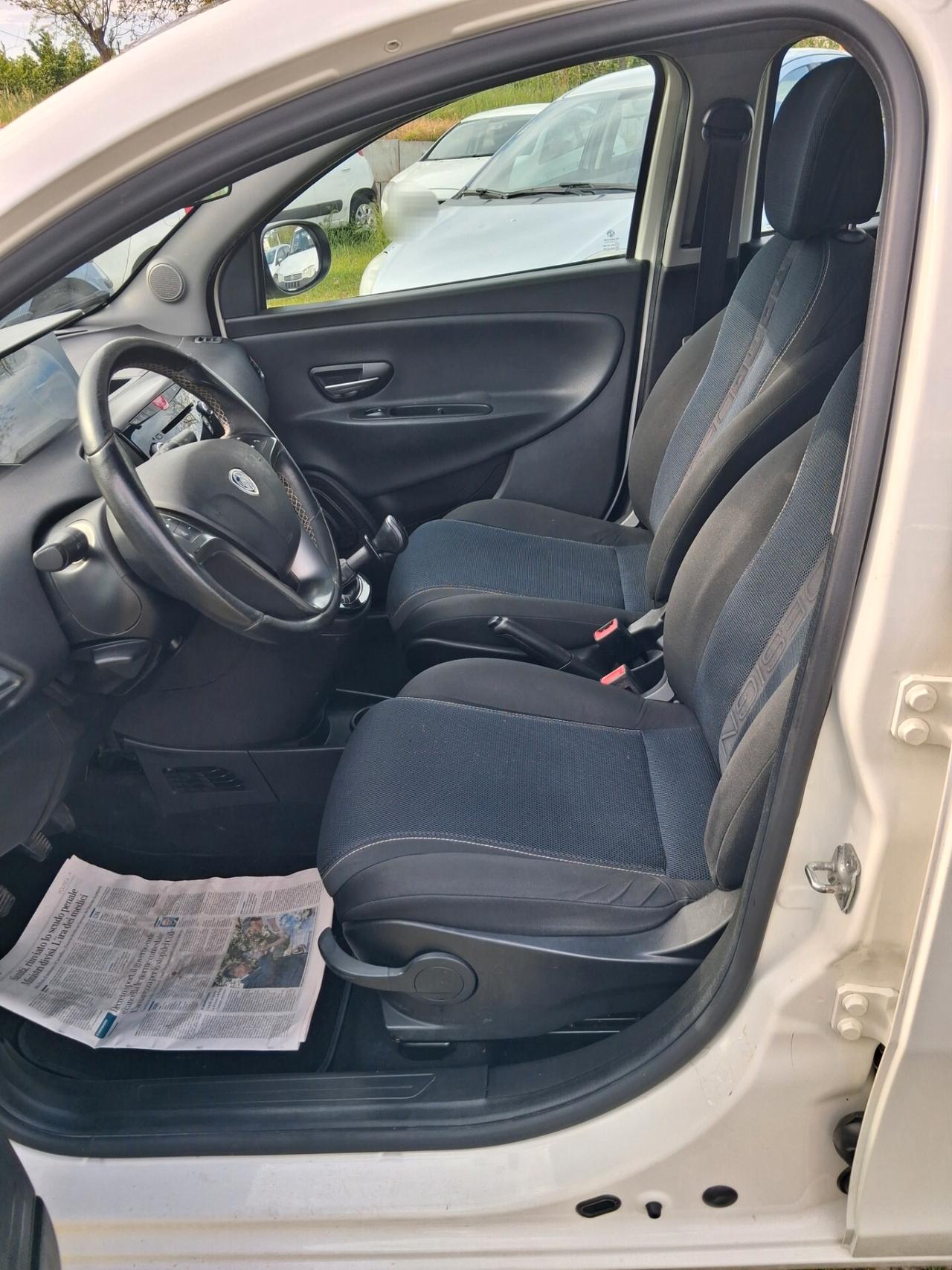 Lancia Ypsilon 1.2 69 CV 5porte S Momodesign
