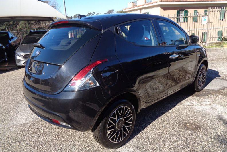 Lancia Ypsilon 1.0 FireFly 5 porte S&S Hybrid Platino