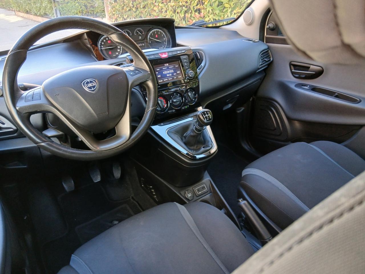 Lancia Ypsilon 1.2 69 CV 5 porte Silver tua a € 185 mese