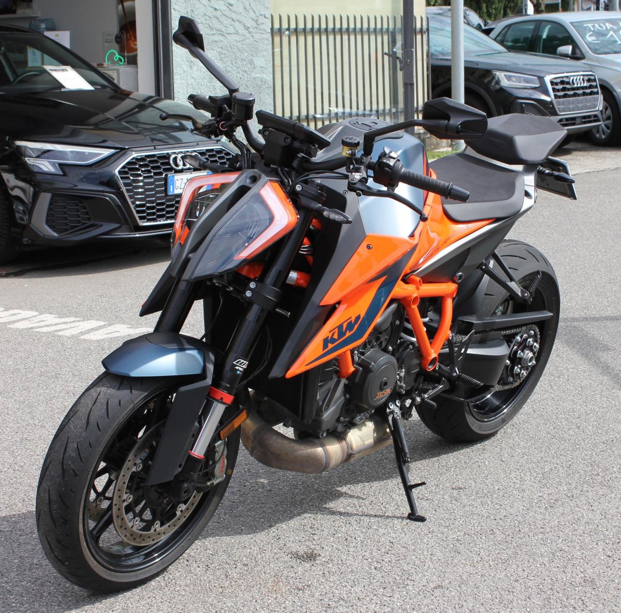 KTM 1290 SUPER DUKE R PARI AL NUOVO TERMINALE AKRAPOVIC
