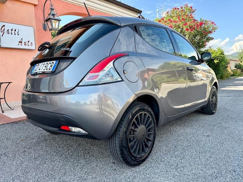 Lancia Ypsilon 1.0 FireFly 5 porte S&S Hybrid Ecochic Silver