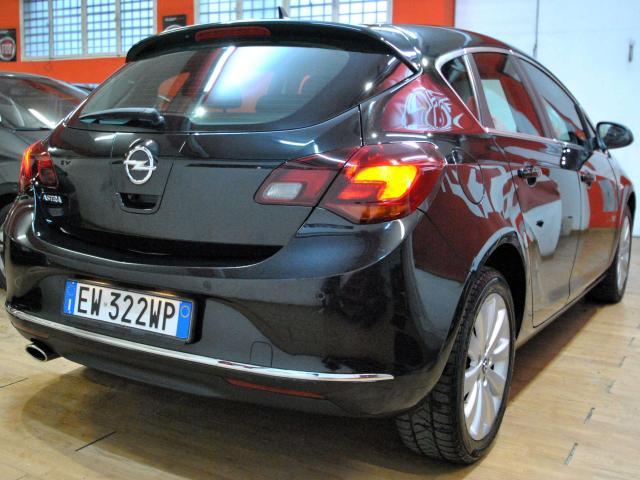 Opel Astra Astra IV 2010 5p 1.4 t Cosmo Gpl-tech 140cv