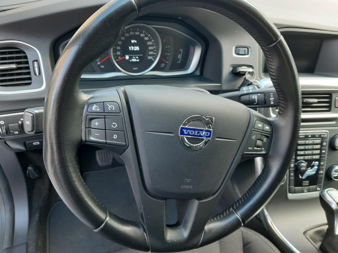 Volvo V60 D2 R-design