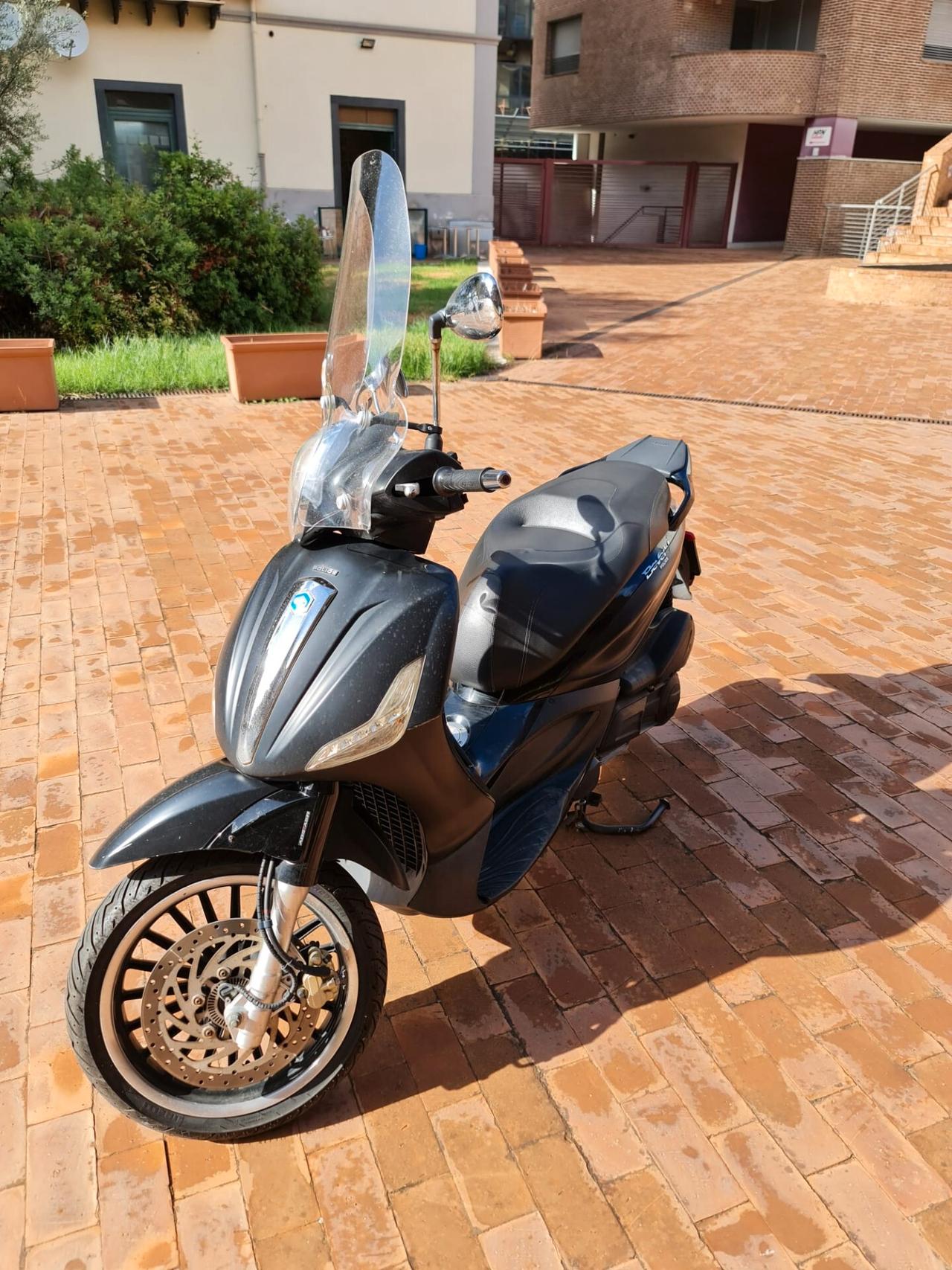 Piaggio Beverly 300 i.e. Piaggio POLIS 300 ie