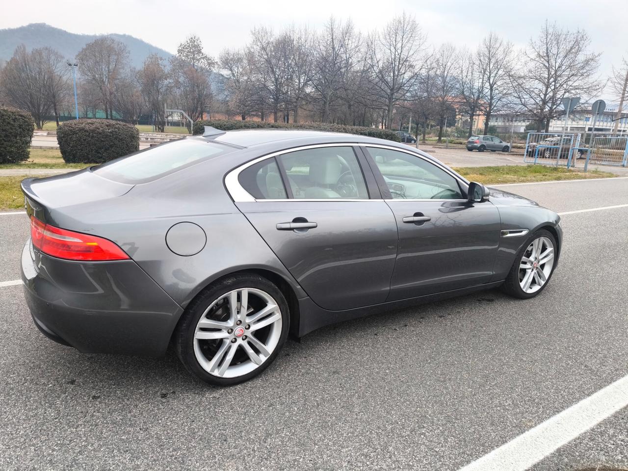 JAGUAR XE 2,0 180CV- AUTOMATICA-EURO 6- MOTORE NUOVO