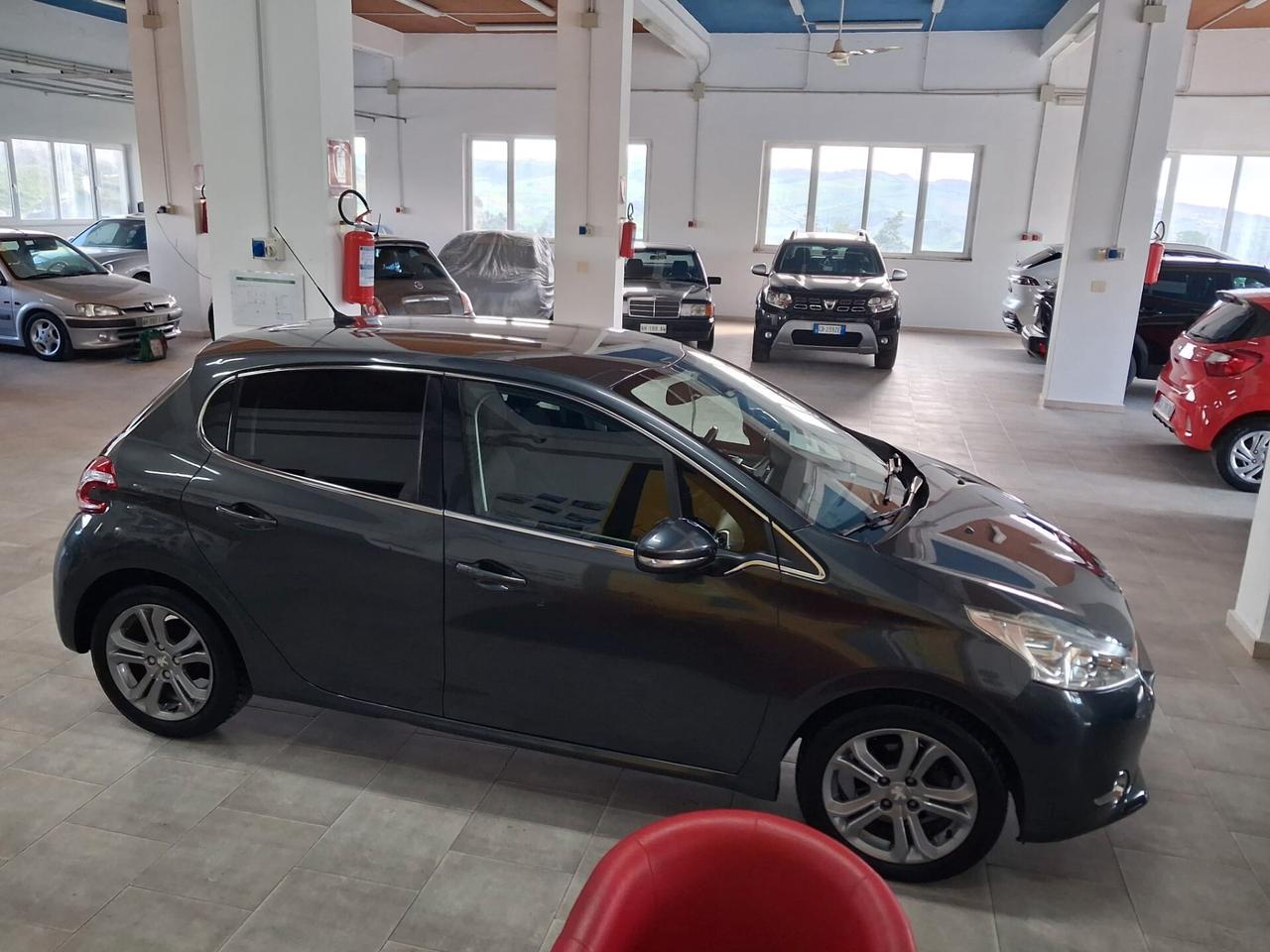 Peugeot 208 1.4 HDi 68 CV 5 porte Allure