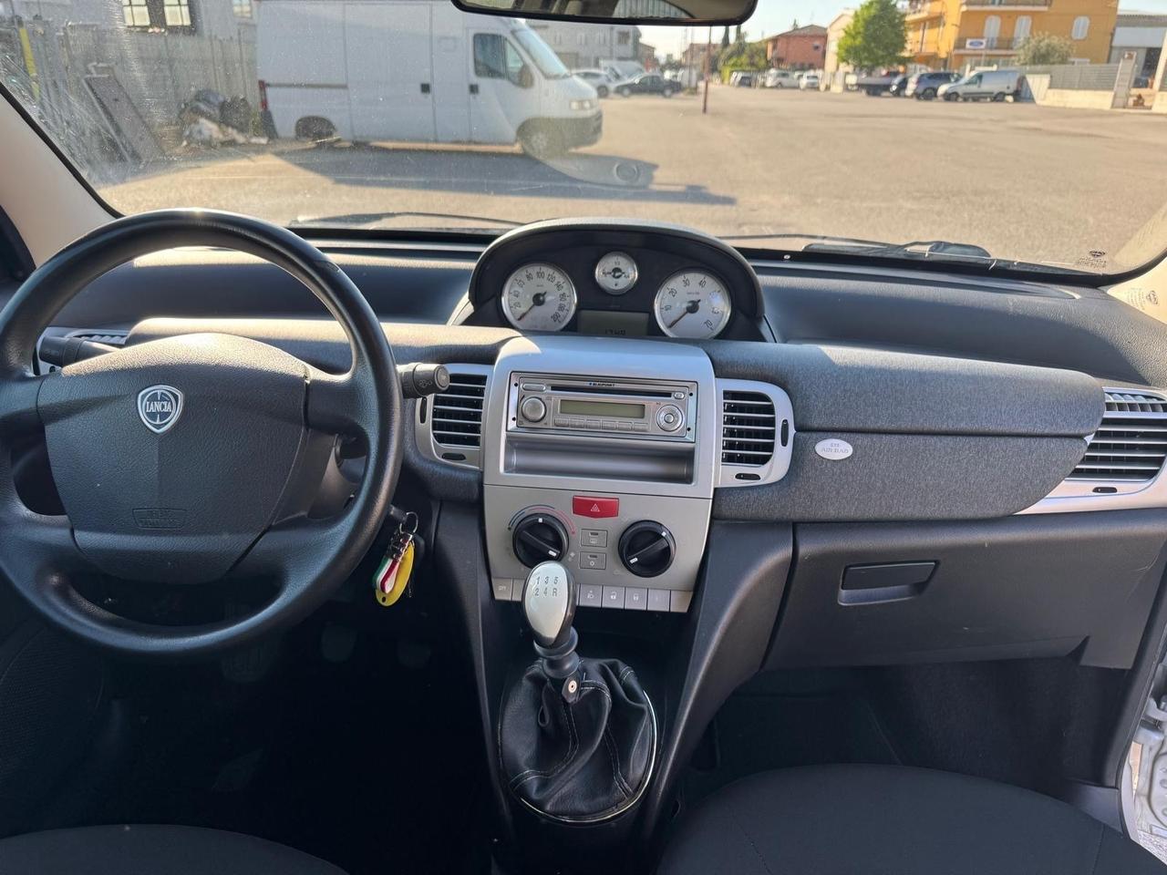 Lancia Ypsilon 1.2 benzina Versus. km 122.000
