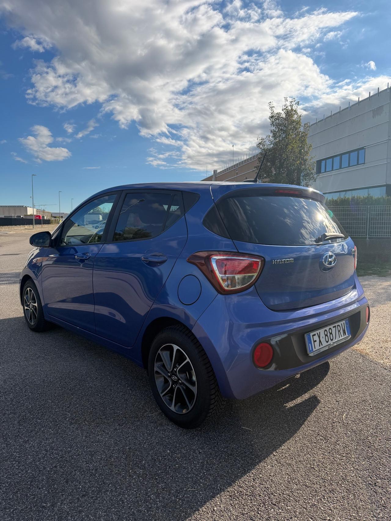 Hyundai i10 .