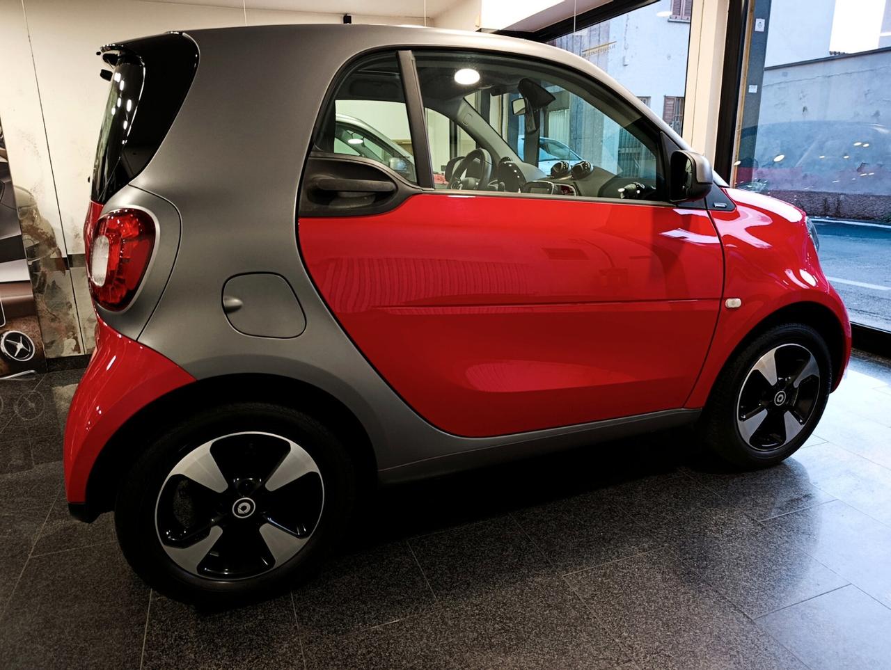 Smart ForTwo 70 1.0 twinamic Passion Grey opaco e Rosso