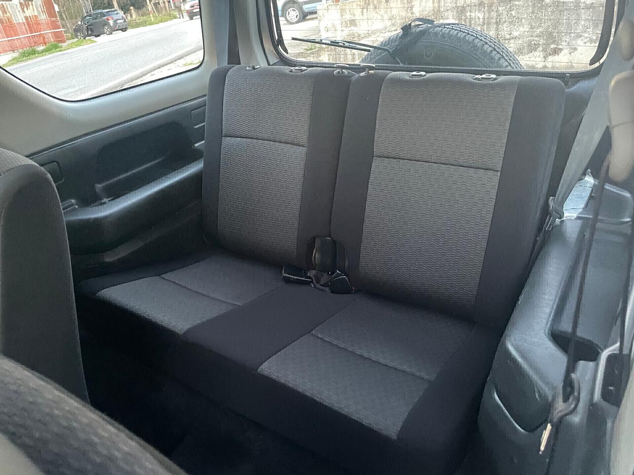 Suzuki Jimny 1.5 DDiS cat 4WD GANCIO TRAINO TAGLIANDATA 4 GOMME NUOVE