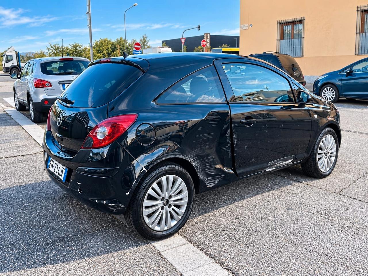 Opel Corsa 1.2 3 porte b-color