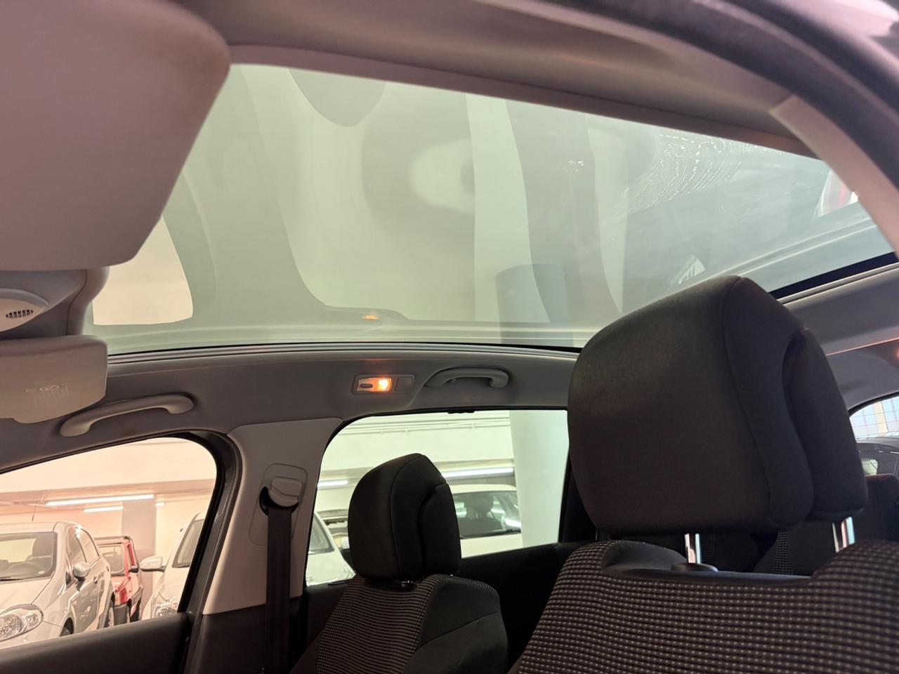 Peugeot 5008 1.6 HDi 112CV cambio robotizzato Tetto panoramico