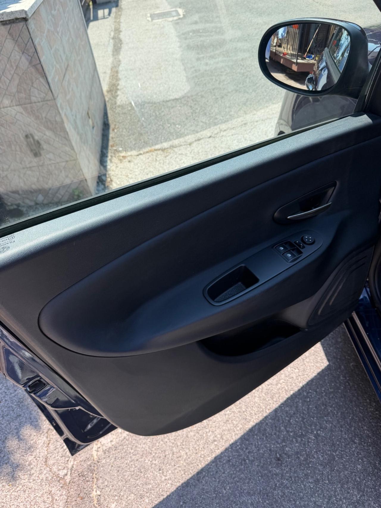 Lancia Ypsilon 1.2 69 CV 5 porte Silver