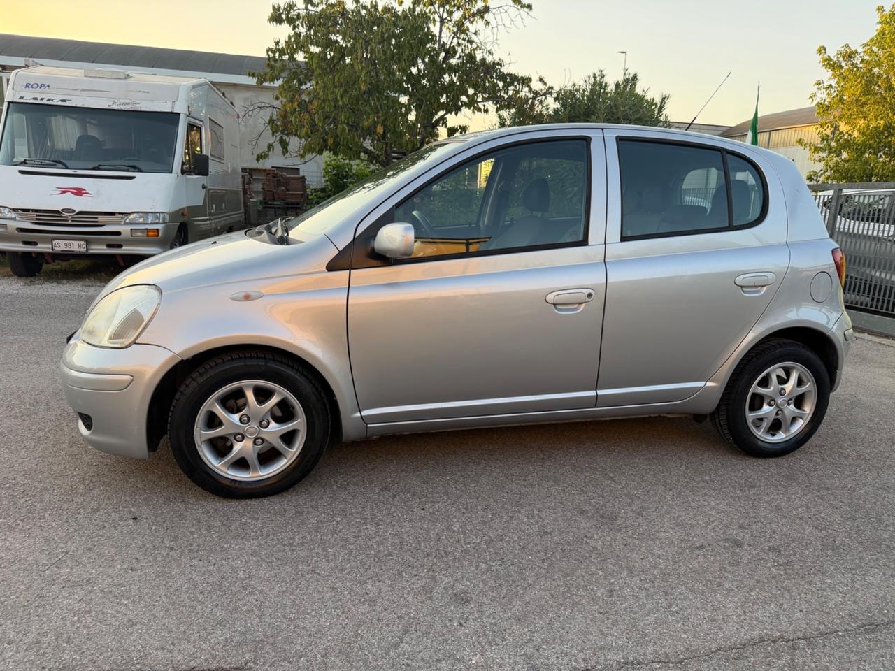 Toyota Yaris 1.3i 16V cat 5 porte Sol