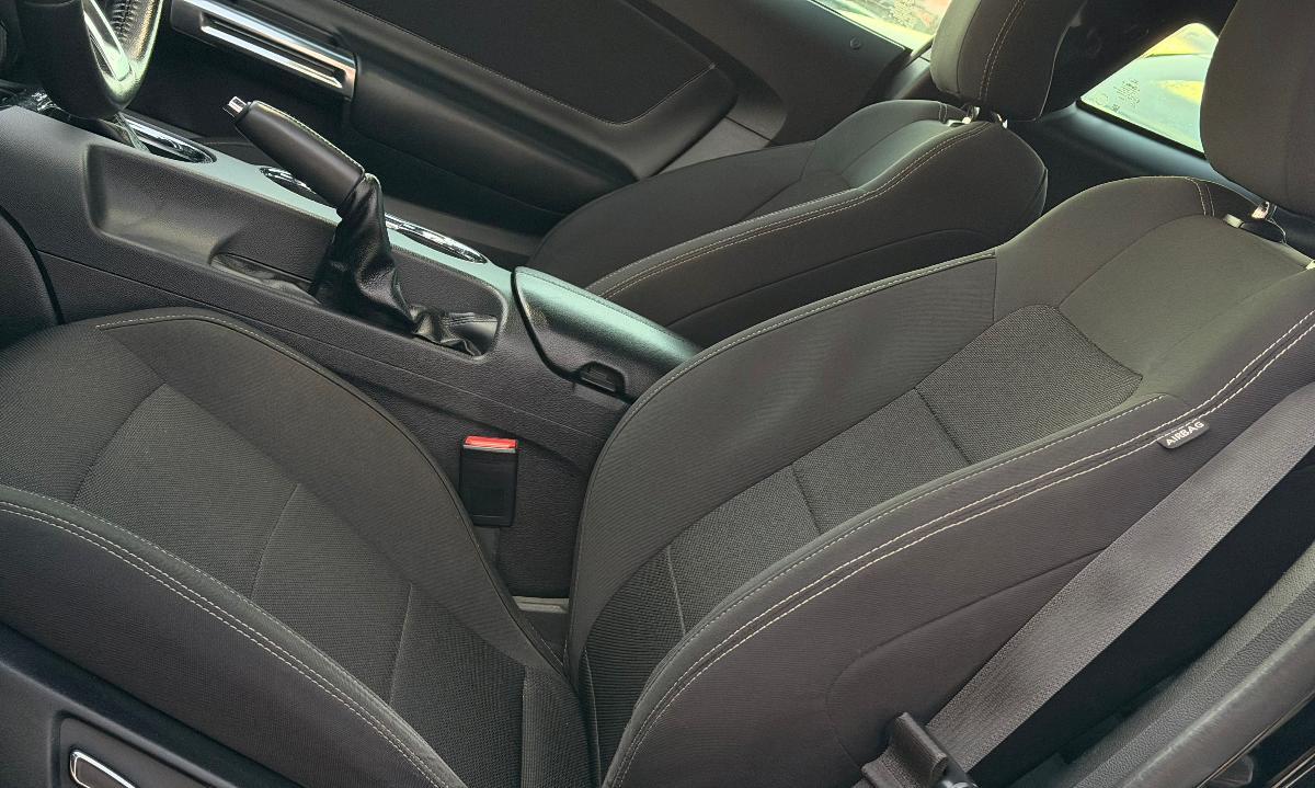 FORD - Mustang - V6 Coupé