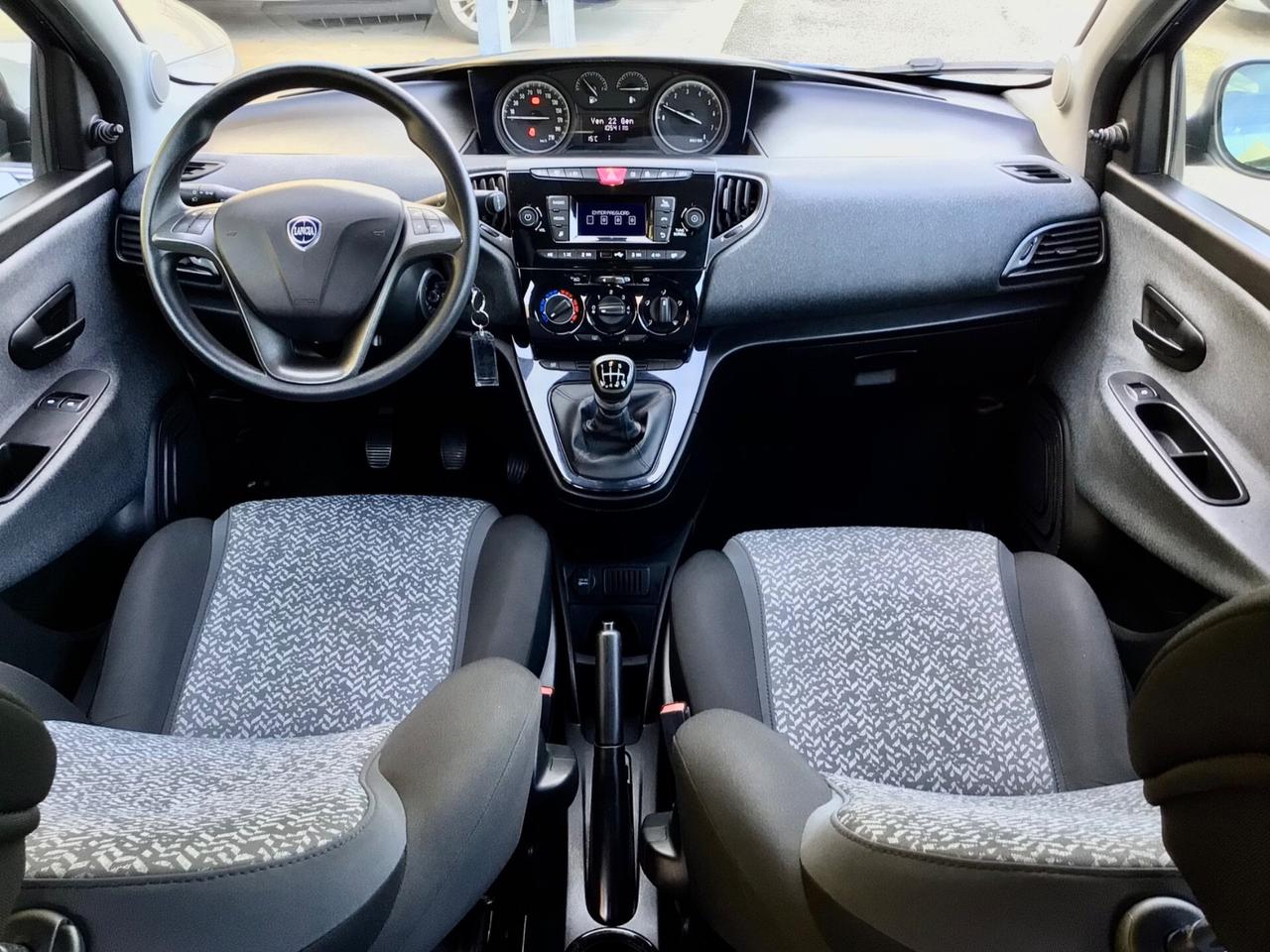 Lancia Ypsilon 1.0 70Cv FireFly 5 porte Hybrid Silver