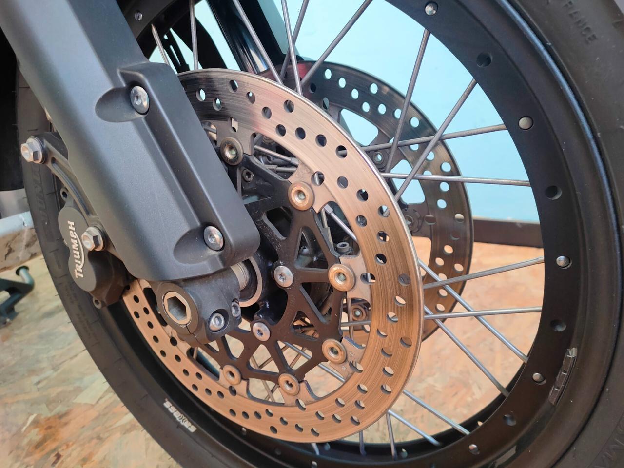 Triumph Tiger Explorer XC con tris bauletti GIVI