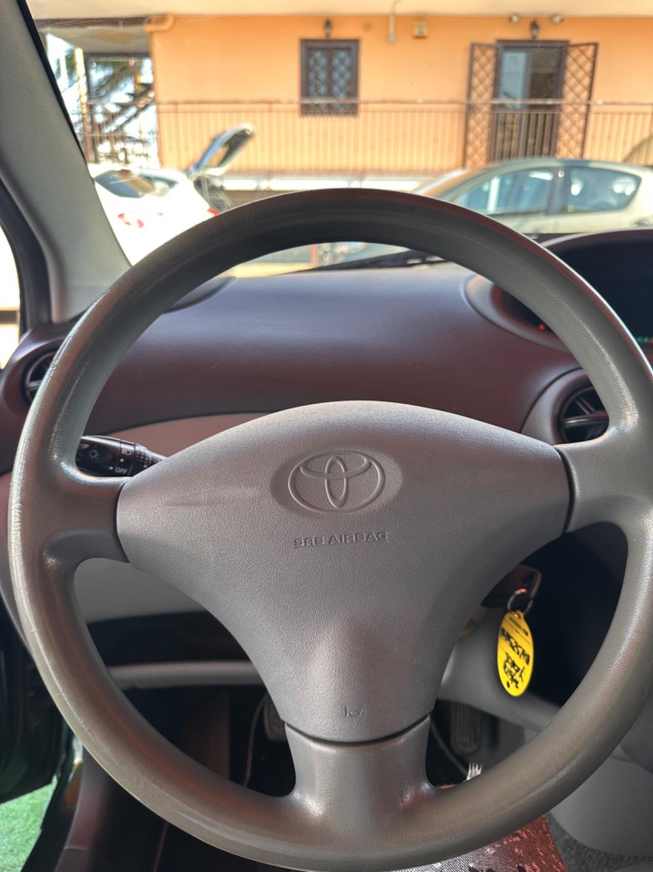 Toyota Yaris 1.0i 16V cat 5 porte Sol
