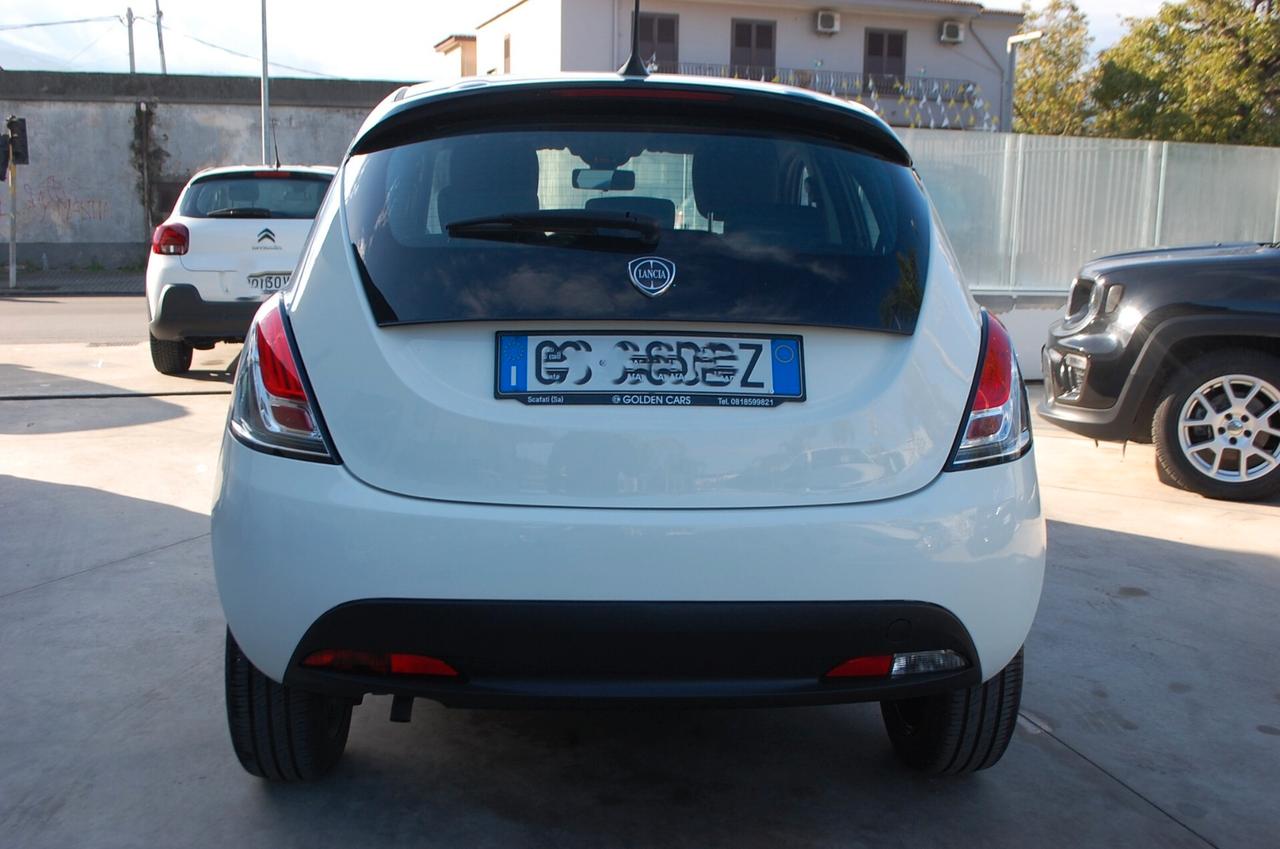 Lancia Ypsilon 1.0 firefly 70CV hybrid Oro S&S Uff Italy USB