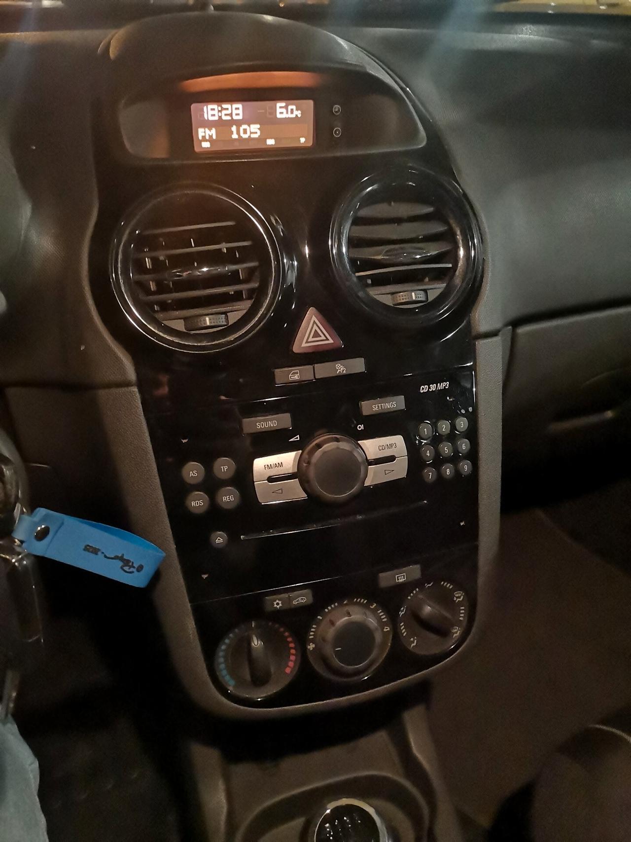 Opel Corsa 1.2 benz - Garanzia 12 Mesi