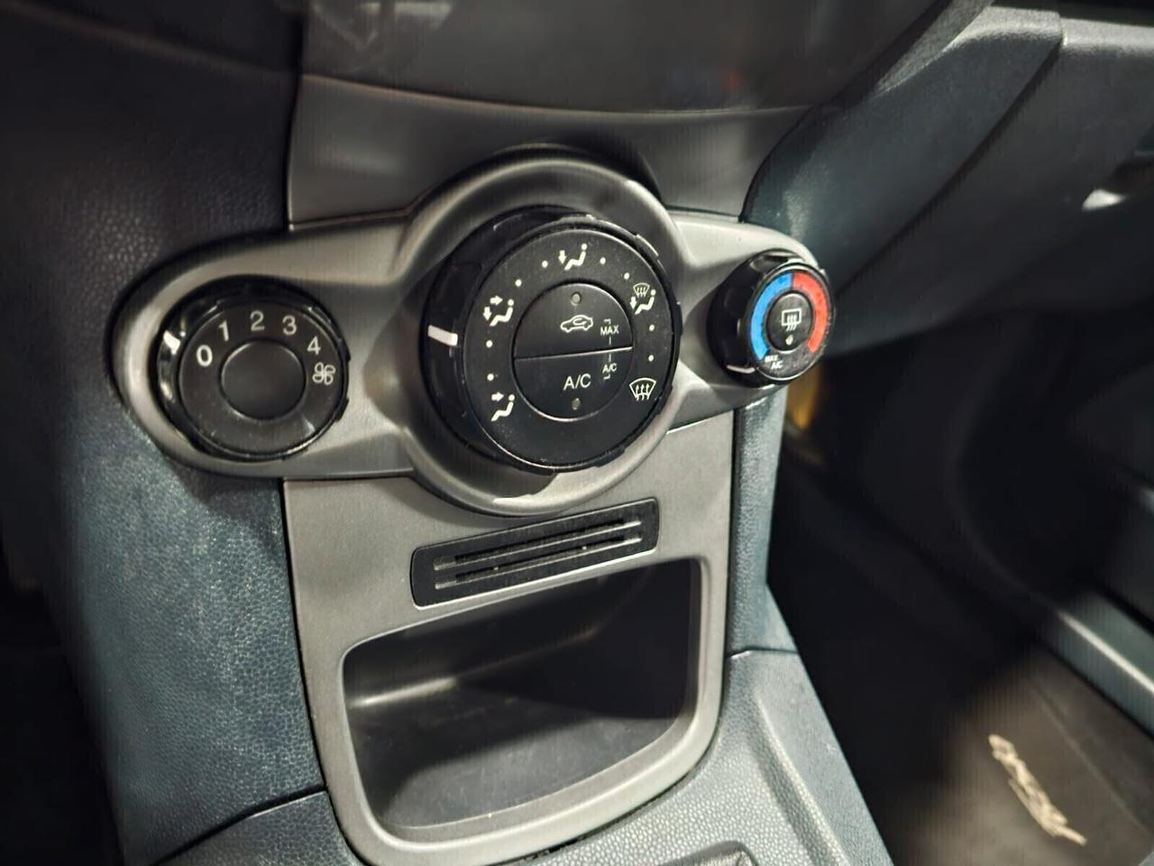 NUOVA FORD FIESTA TITANIUM 1.4 TDCI 70CV PER NEOPATENTATI