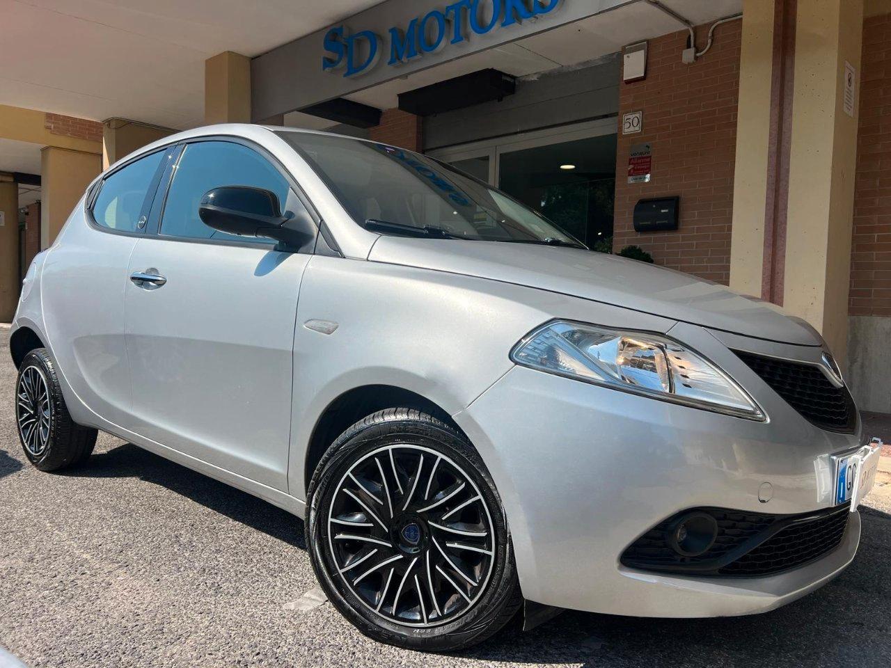 Lancia Ypsilon 5 Porte Ypsilon 1.0 firefly hybrid Silver s&s 70cv *Promo SD 2026*