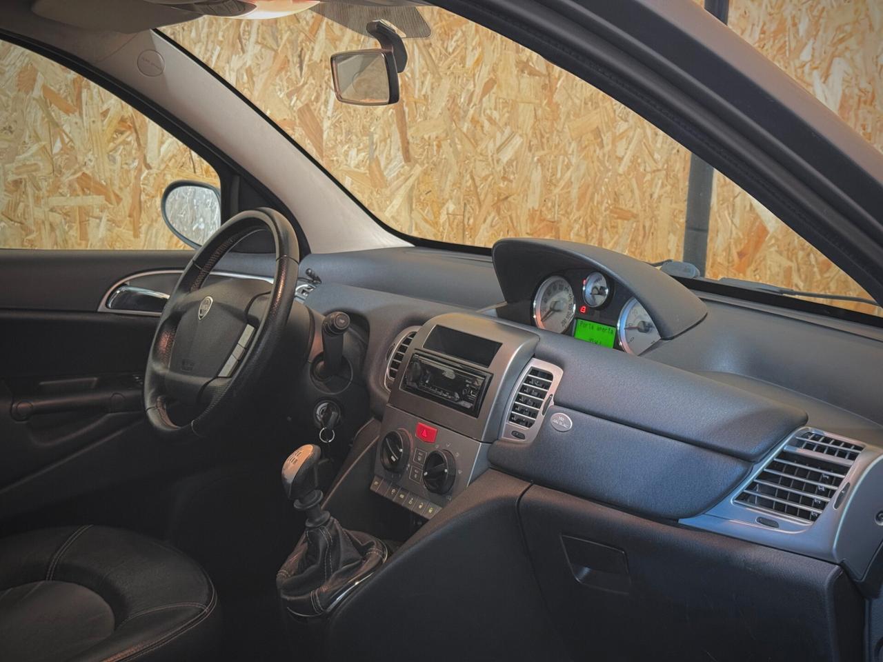 Lancia Ypsilon 1.4 Sport MomoDesign