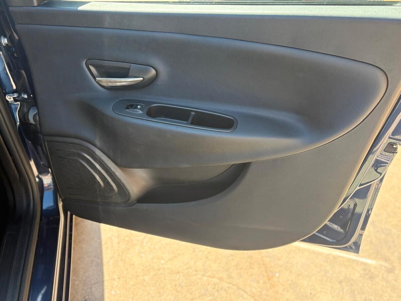 Lancia Ypsilon 1.2 69 CV neopatentati