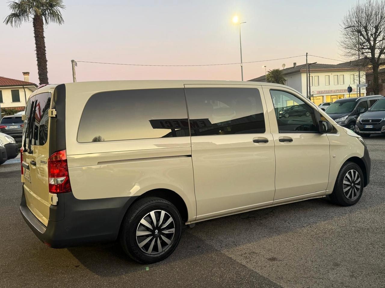 Mercedes Benz vito114CDI AUTOMATICO 5 POSTI AUTOCARRO lungo
