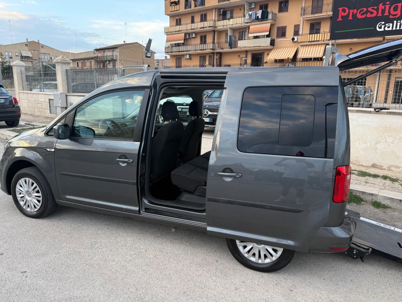 Volkswagen Caddy 2.0 TDI 102 CV DSG trasporto disabili 5+1
