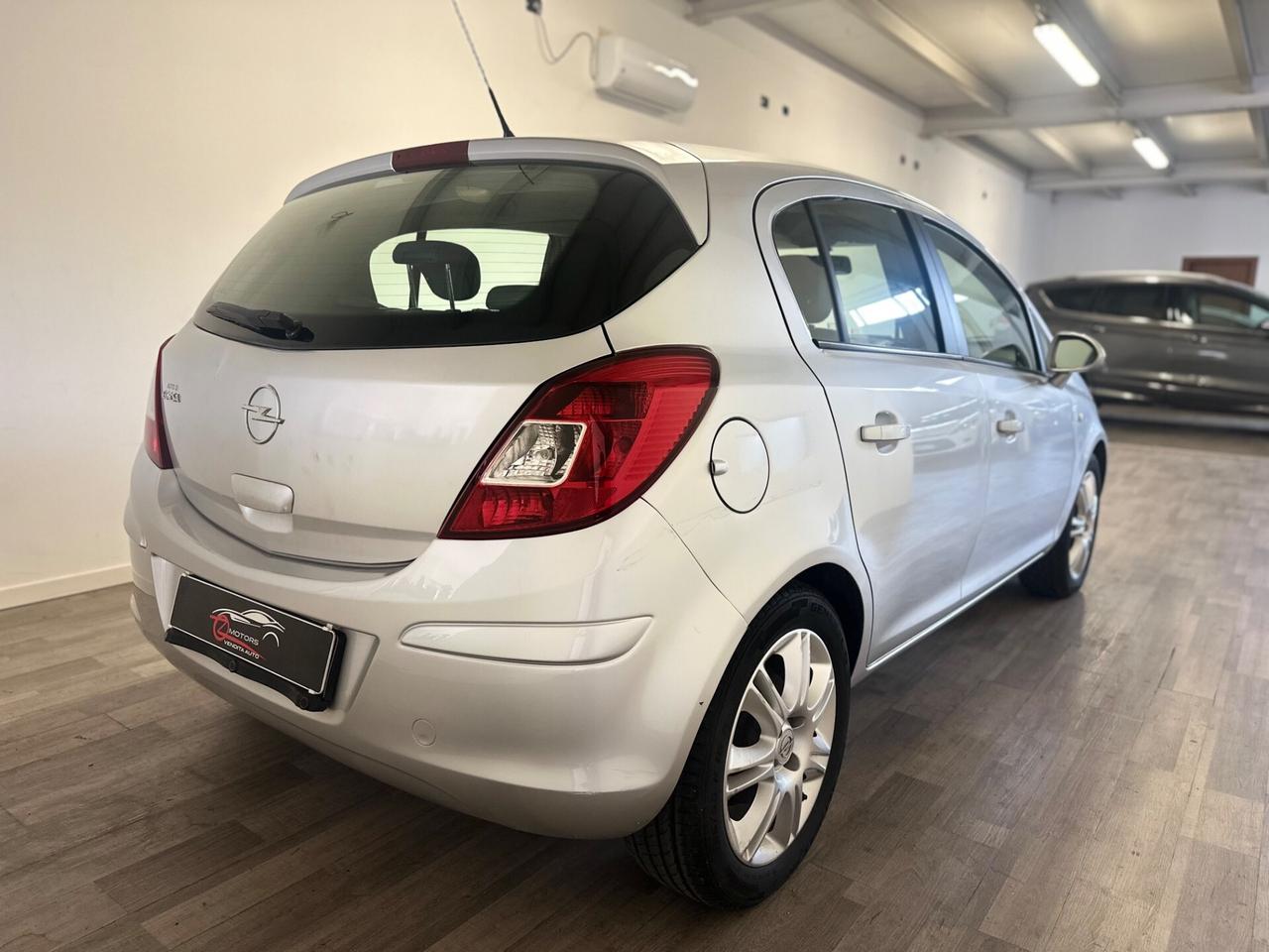 Opel Corsa 1.2 5 porte Cosmo NEOPATENTATI