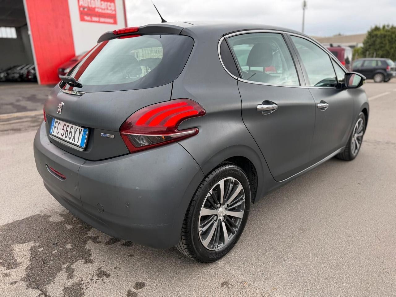 Peugeot 208 PURETECH 5P ALLURE