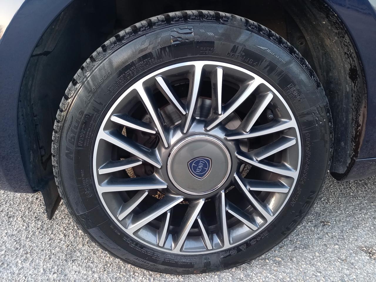 Lancia Ypsilon 1.2 69 CV 5 porte Gold