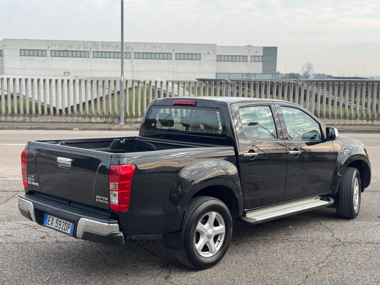 Isuzu D-Max 2.5 Crew Cab Solar A/T 4WD