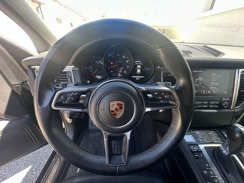 Porsche Macan -