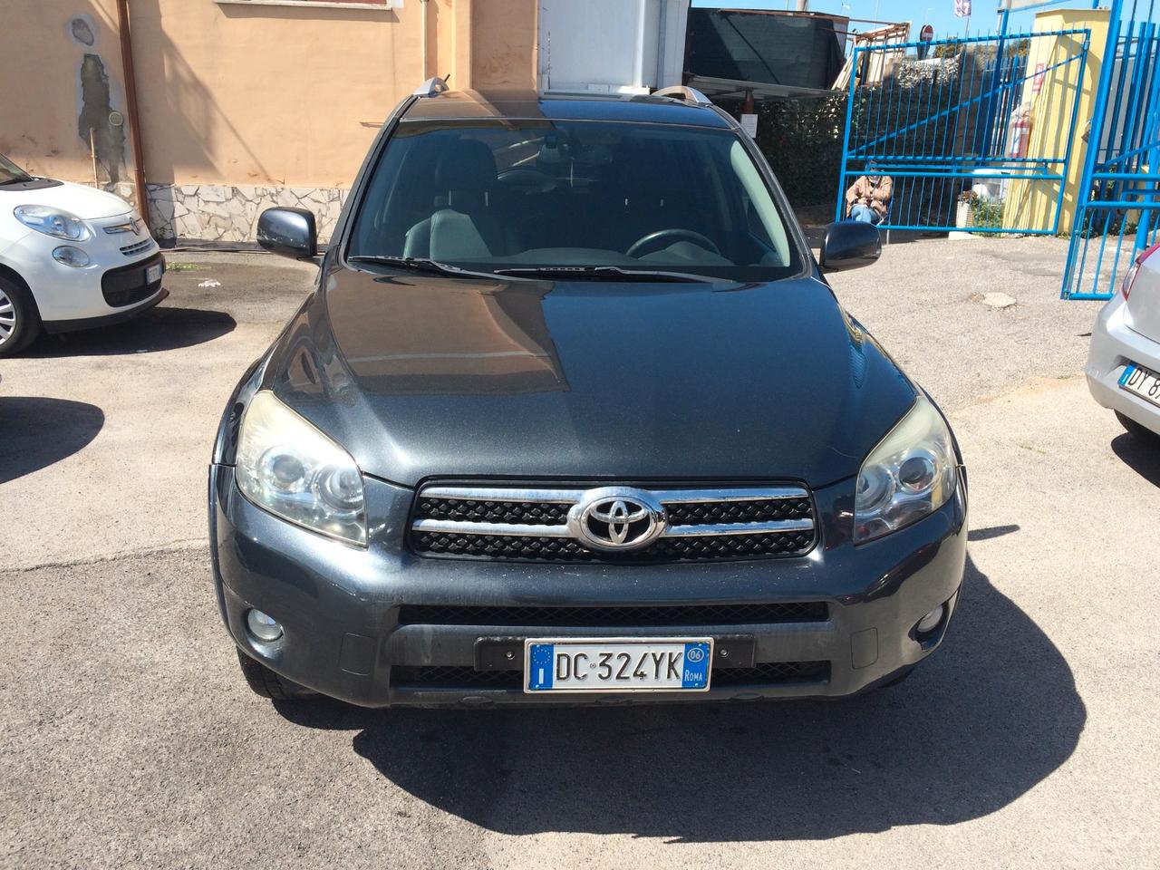 Toyota RAV 4 luxury 2.2 tdi 4x4 tagliandata con garanzia 12 mesi !