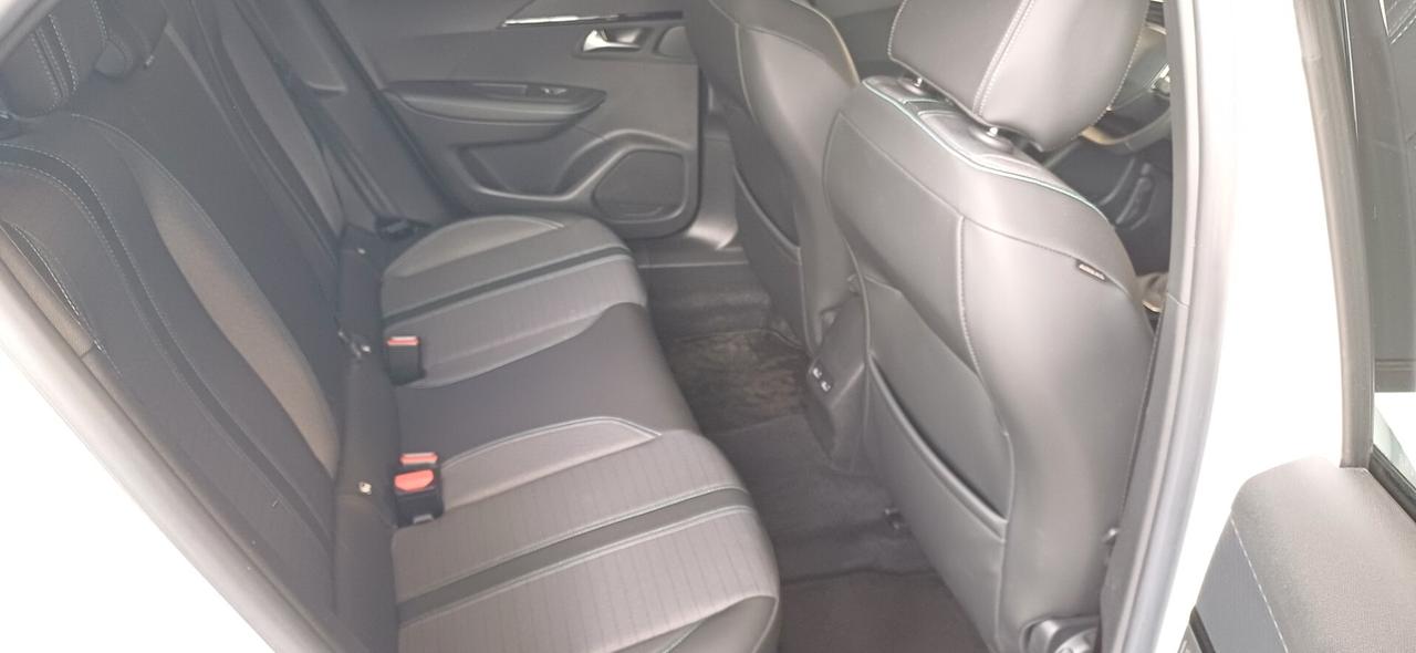 Peugeot 2008 PureTech 130 S&S Allure Navi Pack
