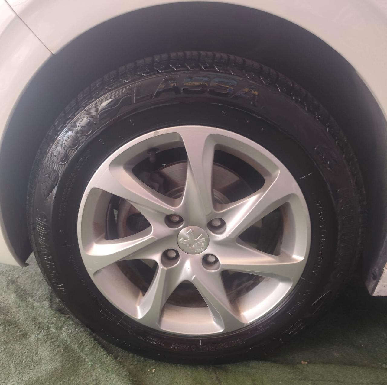 Peugeot 208 1.4 HDi 68 CV 5 porte Allure