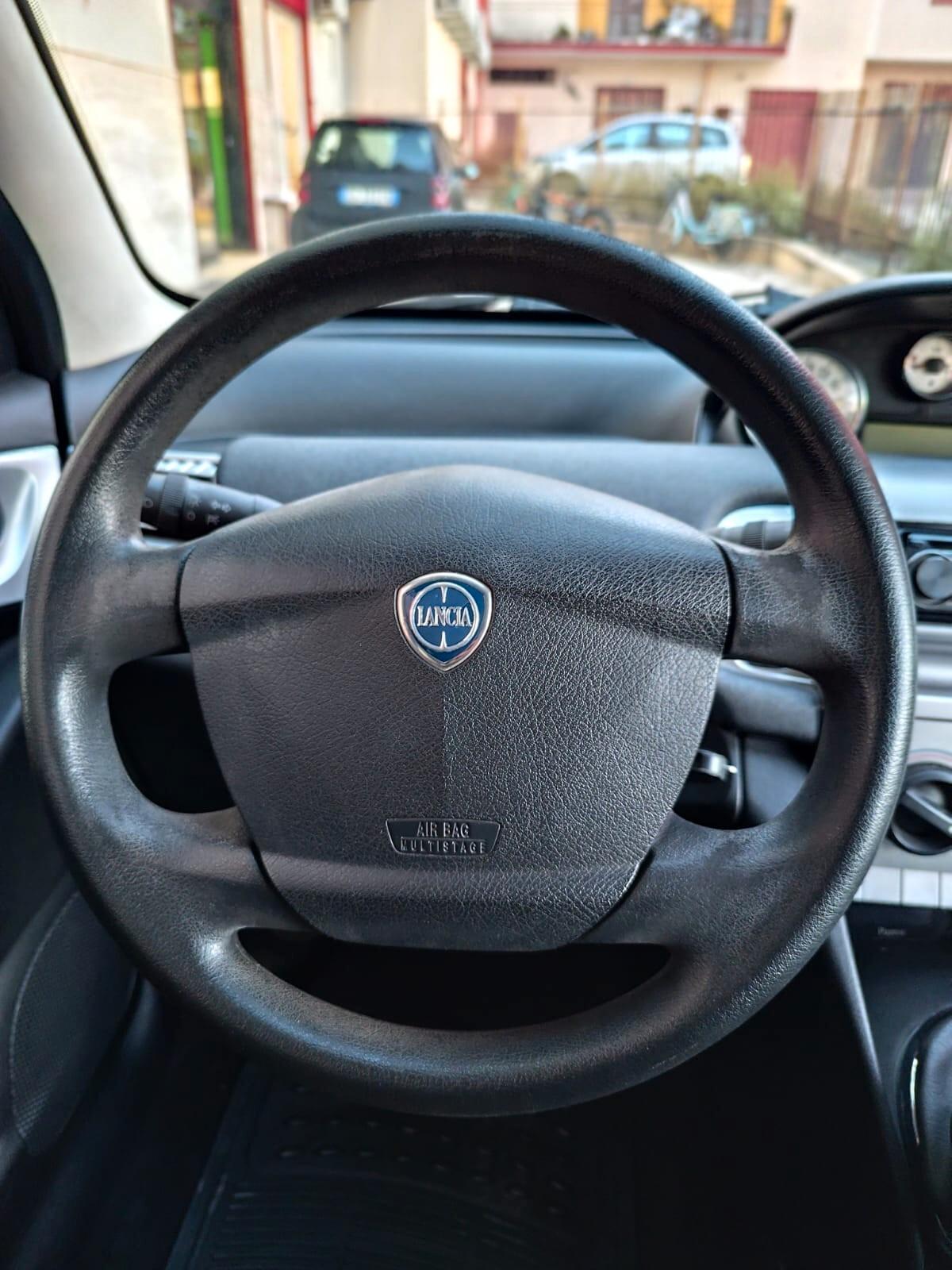 Lancia Ypsilon 1.3 MJT 75 CV Unyca