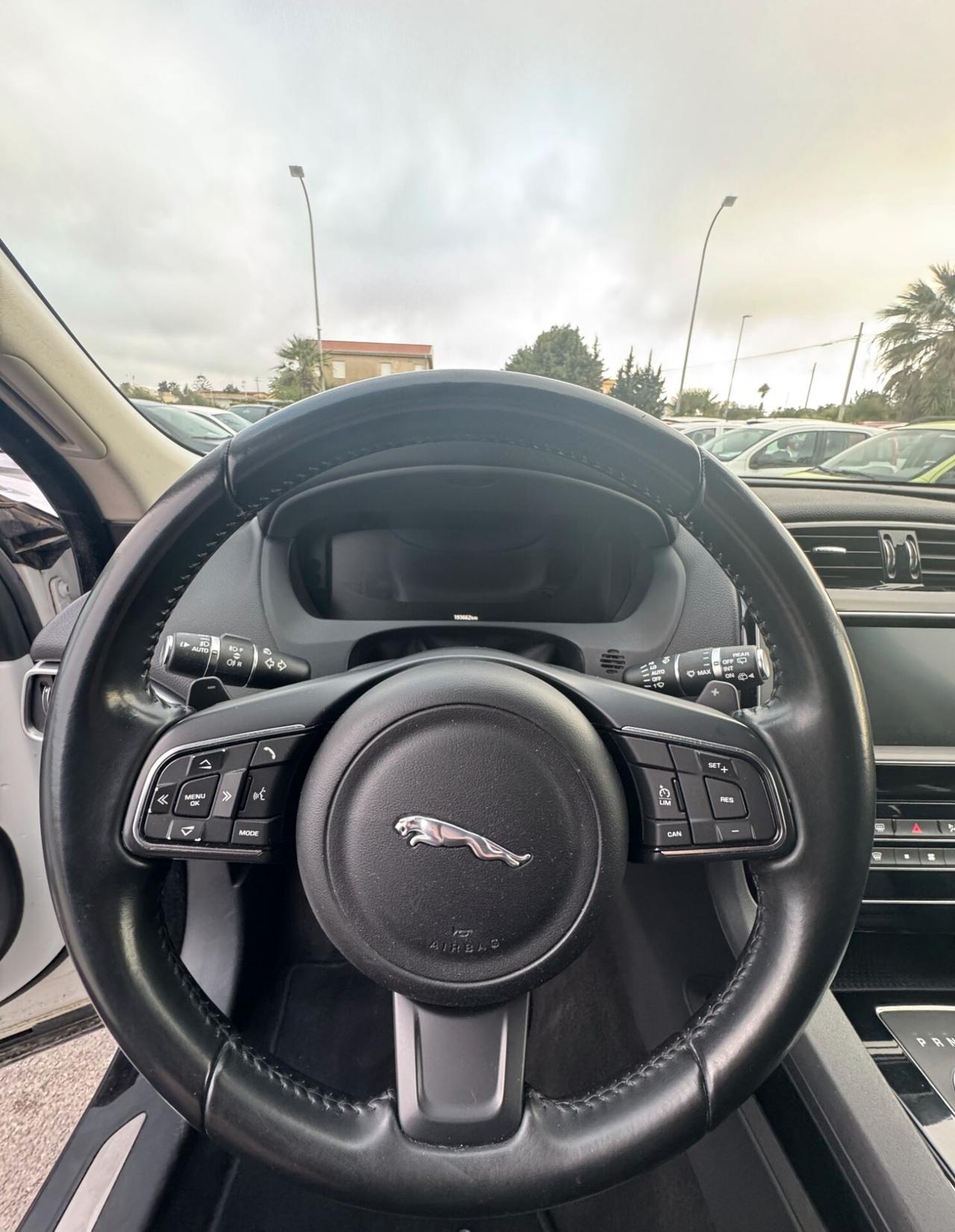 Jaguar F-Pace 2.0 D 180 CV Prestige