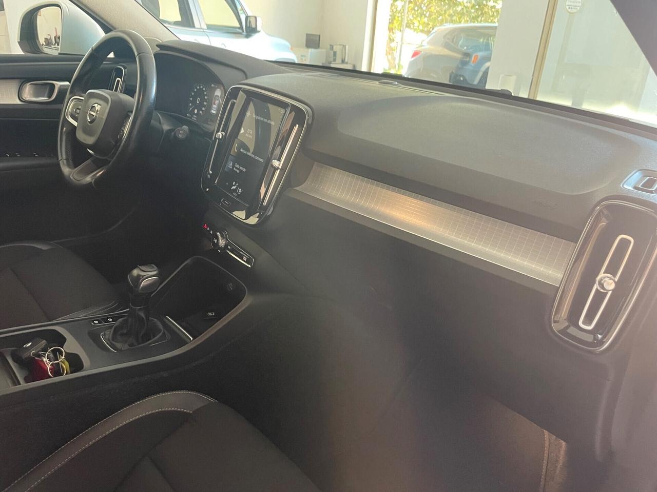 VOLVO XC40 D3 MOMENTUM "MAI VISTA UNA SIMILE"