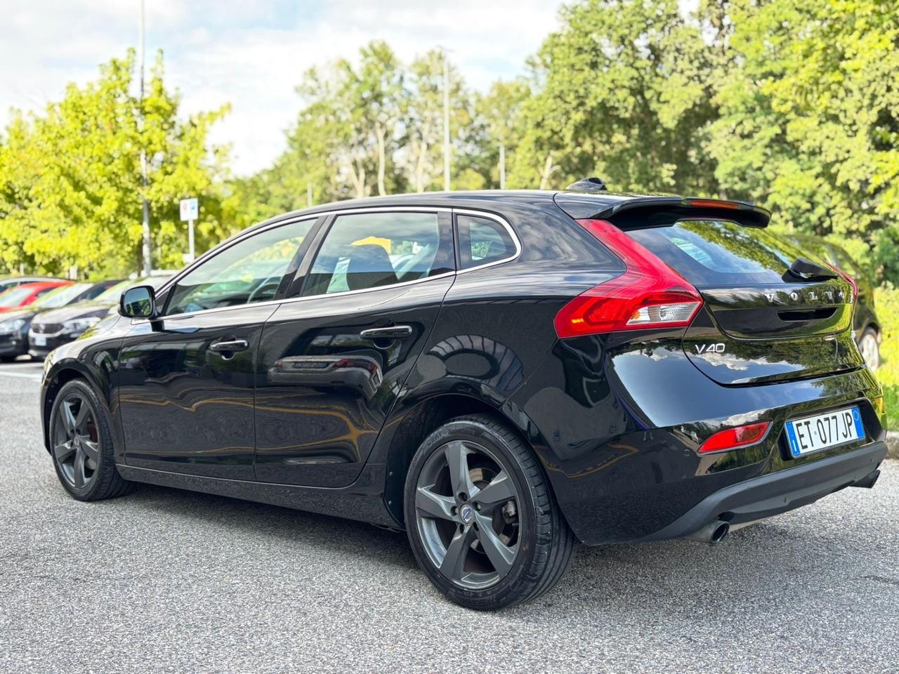 Volvo V40 T3 R-design Momentum