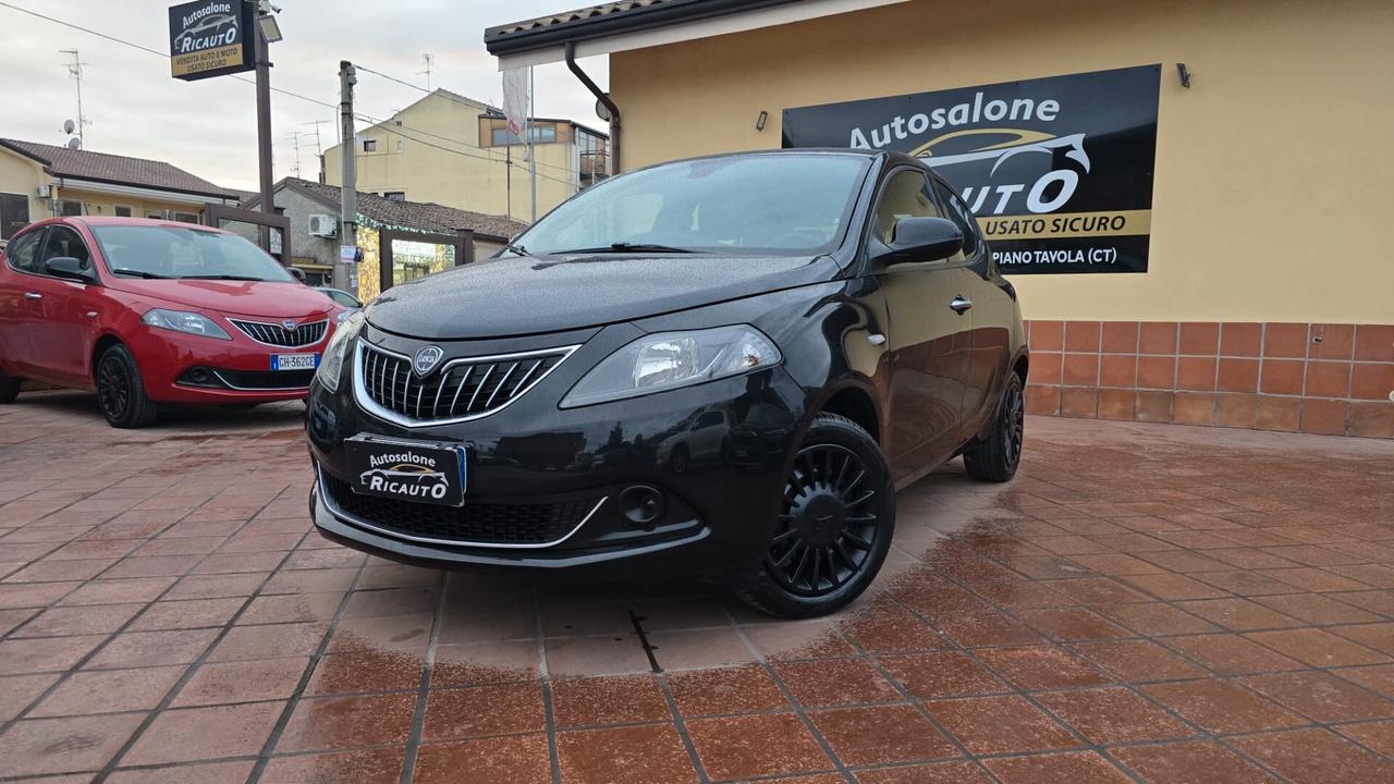 Lancia Ypsilon 1.0 FireFly 5 porte S&S Hybrid Silver