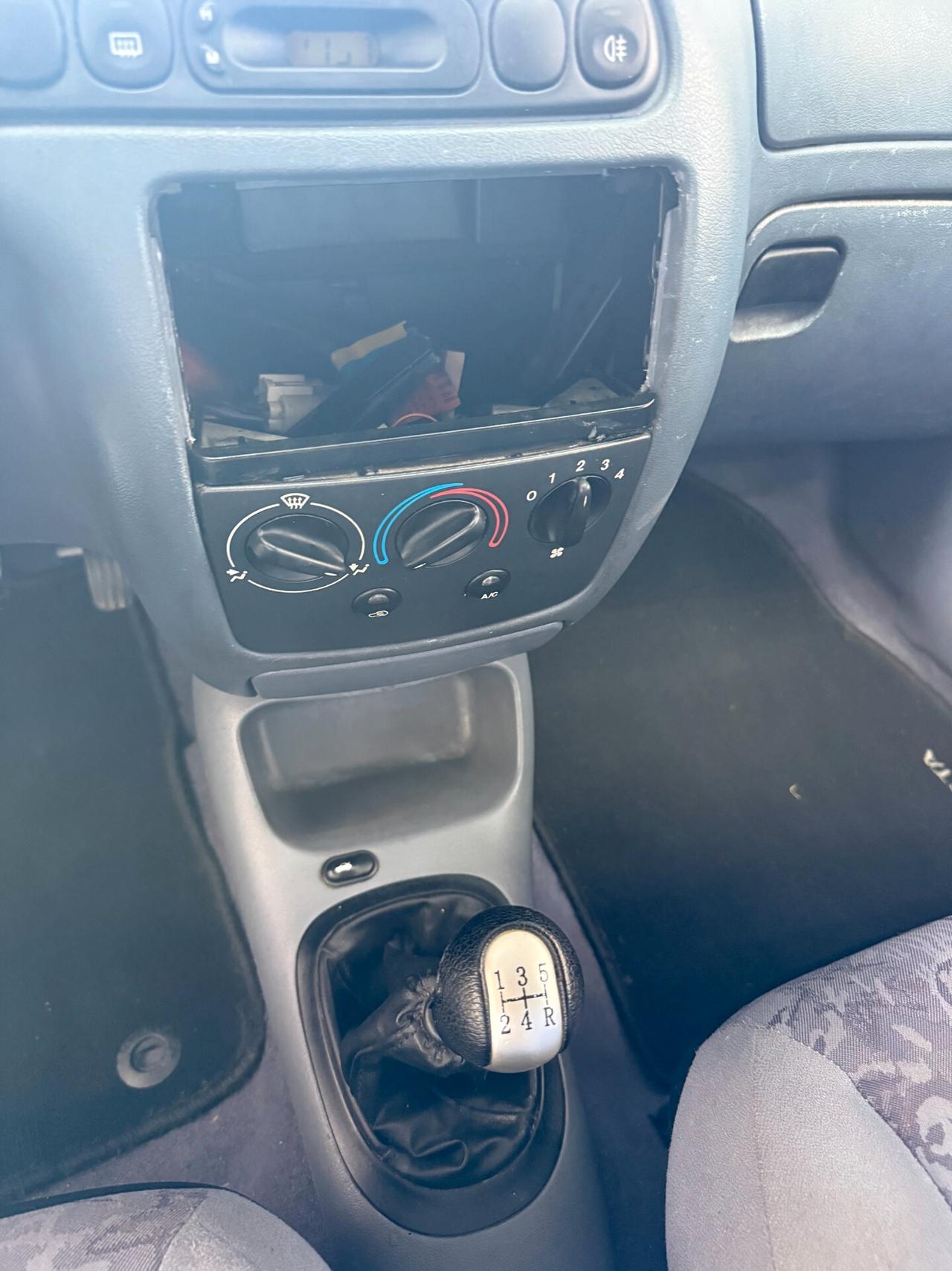 Ford Fiesta 1.2i 16V cat 5 porte Ghia