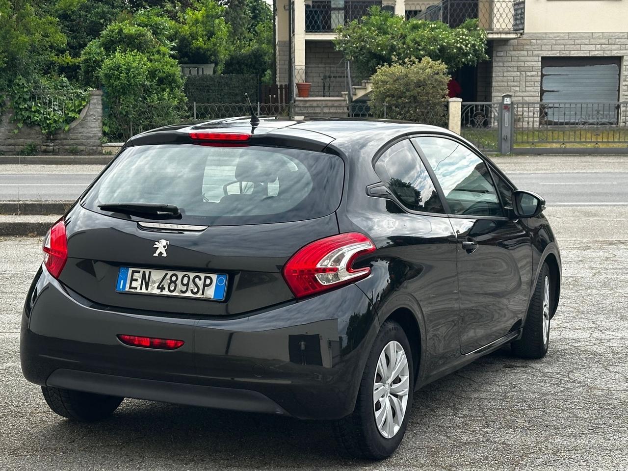 Peugeot 208 1.4 HDi 68 CV 3 porte Allure